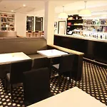 202 Hotell 3*